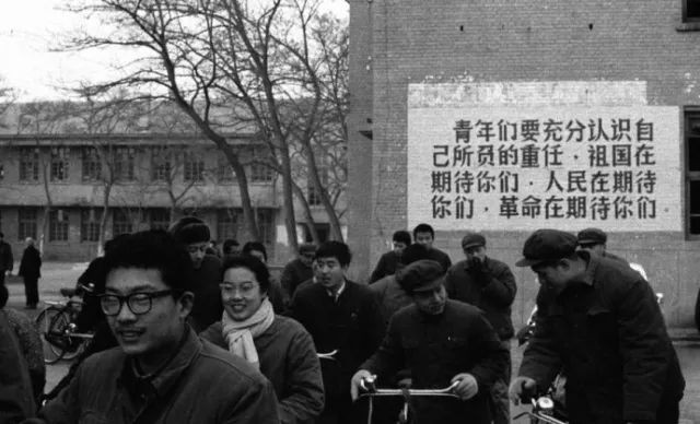 1977年，我國恢復(fù)高考。圖為在北京高考考點外的標語。